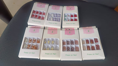 Premium Glitter 3D Floral Press-On Artificial Nail Tips with Nail Glue fake nails (1 Set)